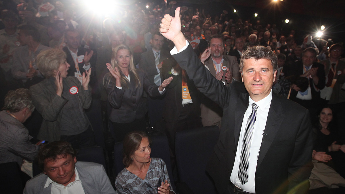 Janusz Palikot zwołał konferencję prasową dokładnie na chodniku przed siedzibą Prawa i Sprawiedliwości na ul. Nowogrodzkiej w Warszawie. I zaprezentował swój nowy spot, który ma być odpowiedzią na reklamówki "Słowa prawdy". Jednak podczas konferencji szefa Ruchu Poparcia młodzi działacze partii Jarosława Kaczyńskiego podjechali samochodem metr, dwa od namiotu Ruchu i puścili bardzo głośno muzykę - najpierw Bono z U2.