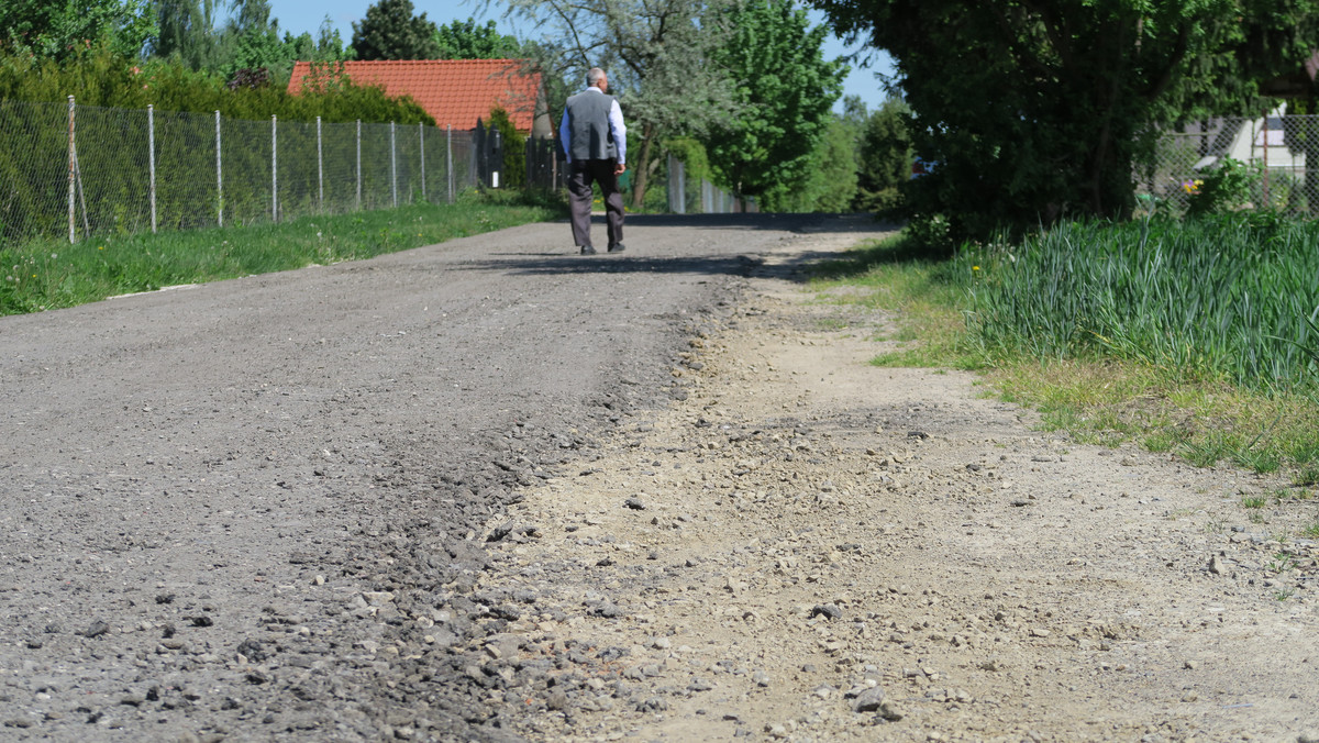 Rzadko spotyka się sytuację, kiedy część mieszkańców jest niezadowolona z remontu drogi. W tym przypadku chodzi o naprawienie nawierzchni na połowie znajdującej się po stronie gminy Jastków. Druga część, należąca do gminy Lublin, została po staremu. Ratusz zapowiada reakcję.