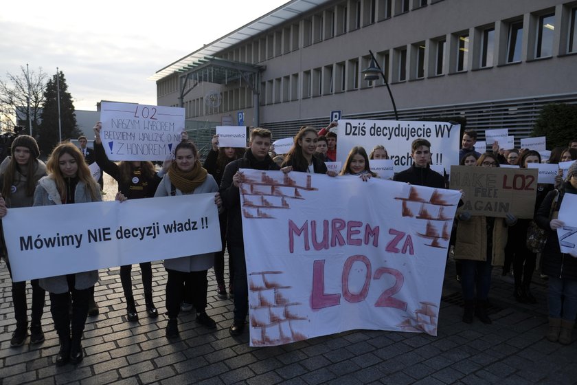 Jaworzno. Uczniowie i mieszkańcy protestują przeciwko likwidacji szkół