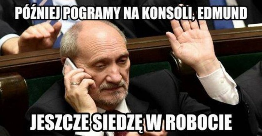 Takiej fali memów dawno nie było. Bohater jest jeden