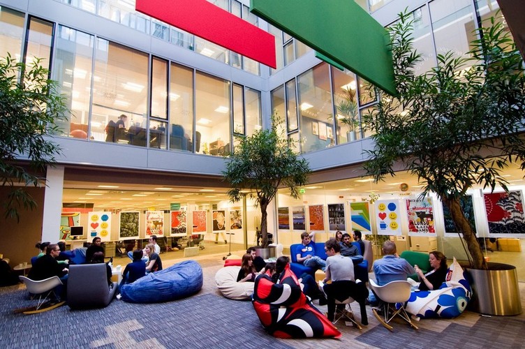 Patio w oddziale Google w Dublinie, Irlandia.