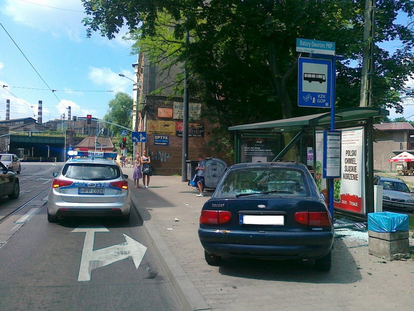 Chorzów. Auto wjechało w woatę przystankową przy Al. Bojowników 