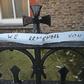 Symbole pamięci o ofiarach na ogrodzeniu dawnej pralni magdalenek w Dublinie