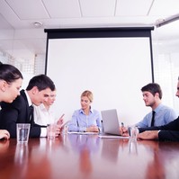 Mit jelent a pszichológia szerint az, ha szótlannak tűnnek a kollégák a megbeszéléseken?