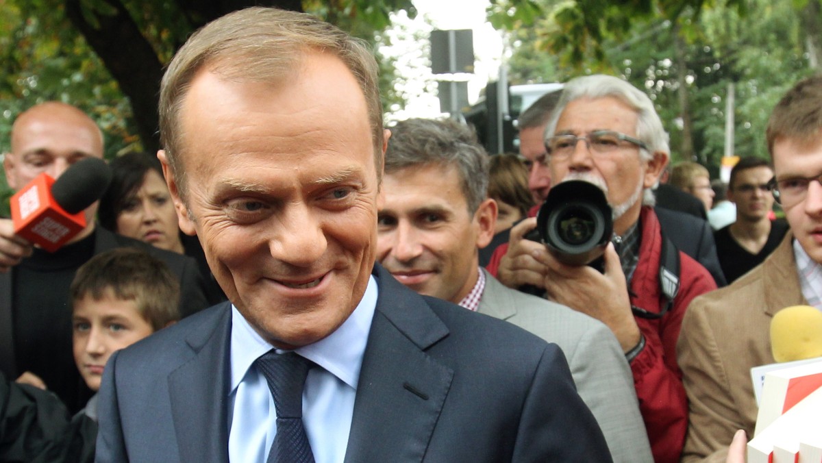 Premier Donald Tusk kontynuuje podróż "Autobusem Tuska"; dziś rano wyruszył do Wielkopolski, gdzie zamierzał rozmawiać głównie o przedsiębiorczości. Podczas niezapowiedzianej wcześniej wizyty w Kutnie, do szefa rządu zgłosiła się z apelem o pomoc kobieta, która żyje w skrajnie trudnych warunkach materialnych.