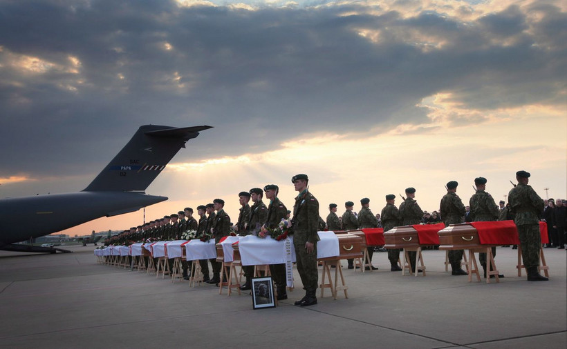 Trumny z ciałami ofiar katastrofy smoleńskiej na lotnisku wojskowym na warszawskim Okęciu