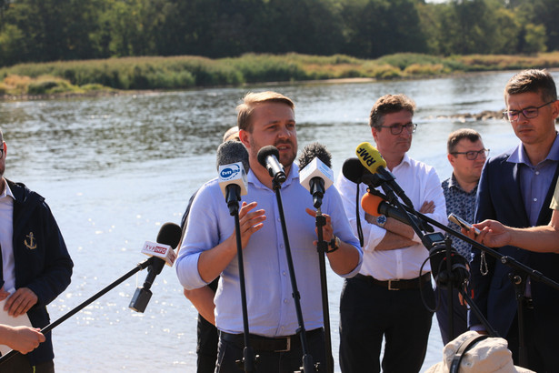 Sekretarz stanu w Ministerstwie Środowiska i Klimatu Jacek Ozdoba i prezes Państwowego Gospodarstwa Wodnego Wody Polskie Przemysław Daca podczas konferencji we wsi Cigacice