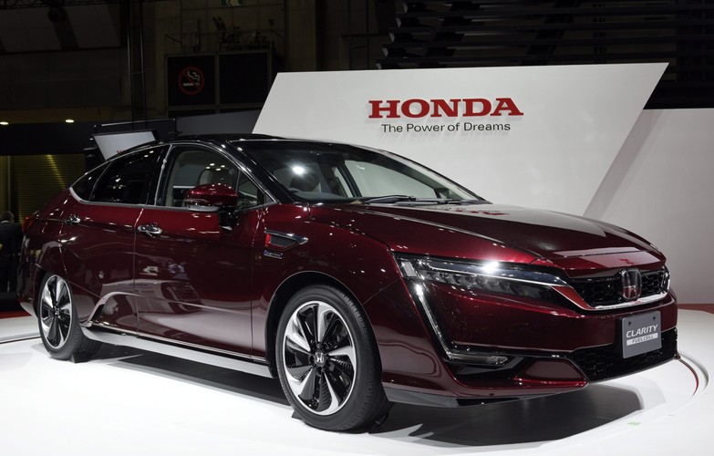 Honda przedstawiła kolejną generację modelu Clarity Fuel Cell  - EPA/FRANCK ROBICHON