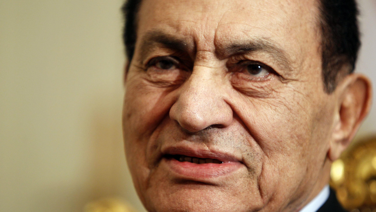 Prokurator generalny Egiptu poinformował, że stan zdrowia byłego prezydenta Hosniego Mubaraka, który obecnie przebywa pod strażą w szpitalu w Szarm el-Szejk, nie pozwala na przewiezienie go do więzienia.