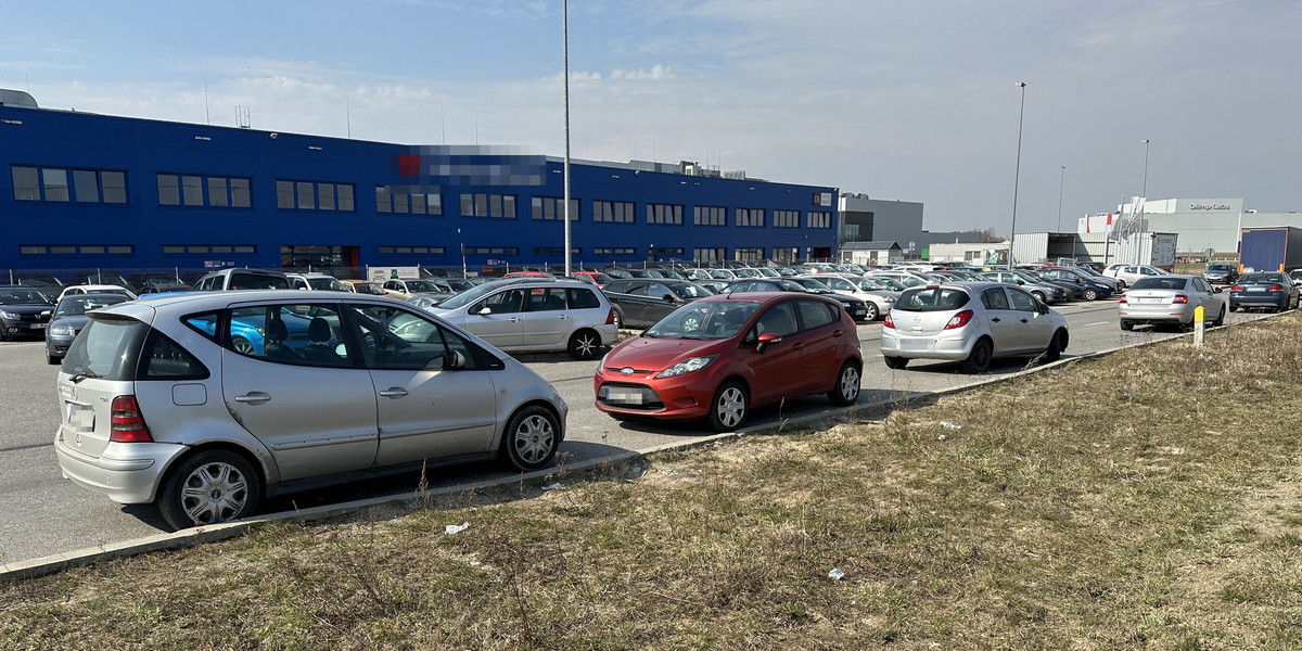 Parking przez fabryką w Zawadzie pod Dębicą. Tu doszło do zdarzenia.