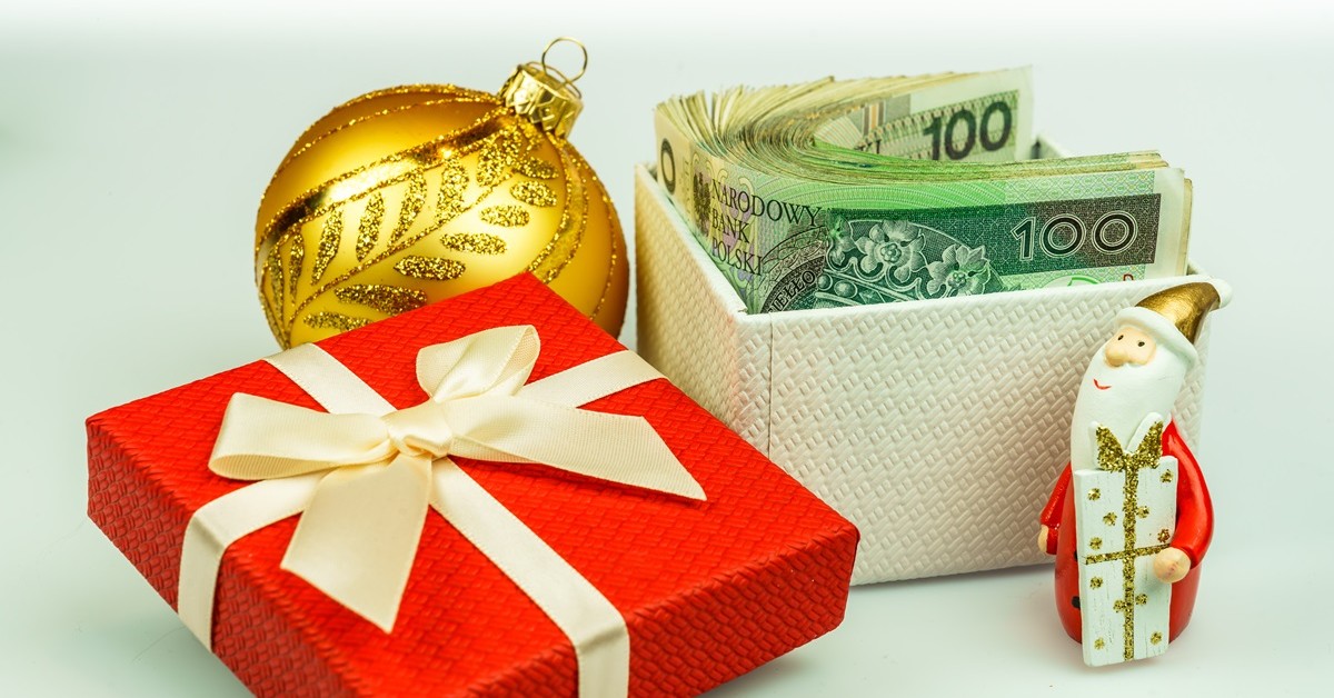 1450 zł dodatku świątecznego w budżetówce. Nie wszyscy dostaną karpiowe, a część miast ogranicza się do paczek