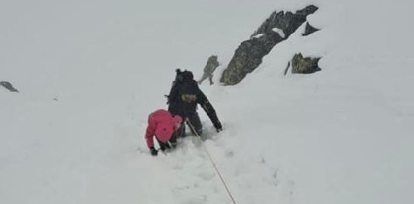 Dramat w Tatrach. Ojciec z małymi dziećmi utknął w zaspach śniegu. Sprawę bada policja