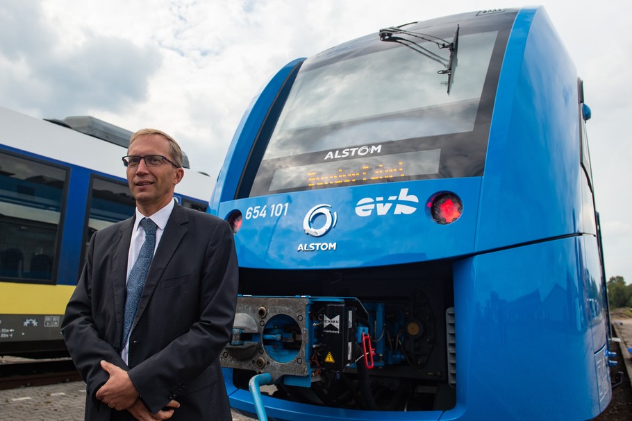 Henri Poupart-Lafarge, dyrektor generalny Alstomu pozuje do zdjęcia obok pociągu zasilanego wodorem Coradia iLint