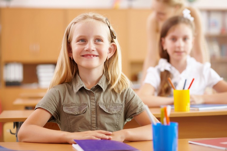 <b>Liczebność klas nie jest dowolna</b>
<br>
<br>
Rodzic może zaprotestować także, jeżeli uważa, że klasa jest zbyt liczna.
<br>
<br>
Zgodnie z rozwiązaniami, obowiązującymi od września tego roku, klasy nie mogą liczyć więcej uczniów niż 25 na oddział. Jeśli np. do szkoły zostanie zapisanych 105 maluchów, to gmina musi utworzyć pięć klas.
<br>
<br>
Jeśli okaże się, że są one zbyt liczne, rodzice mają prawo domagać się zmian, a nawet mogą powiadomić kuratorium.