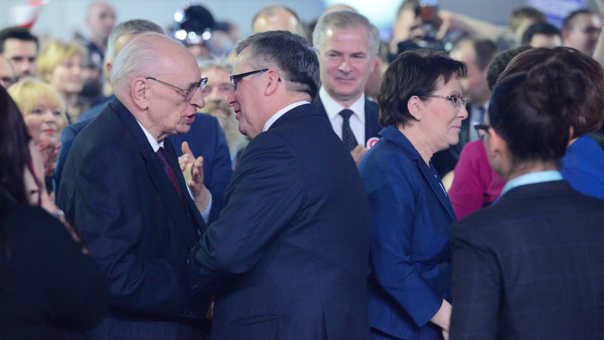 Władysław Bartoszewski, prezydent Krakowa Jacek Majchrowski, chodziarz Robert Korzeniowski i kompozytor Jan A.P. Kaczmarek udzieli na konwencji wyborczej poparcia ubiegającemu się o reelekcję prezydentowi Bronisławowi Komorowskiemu.