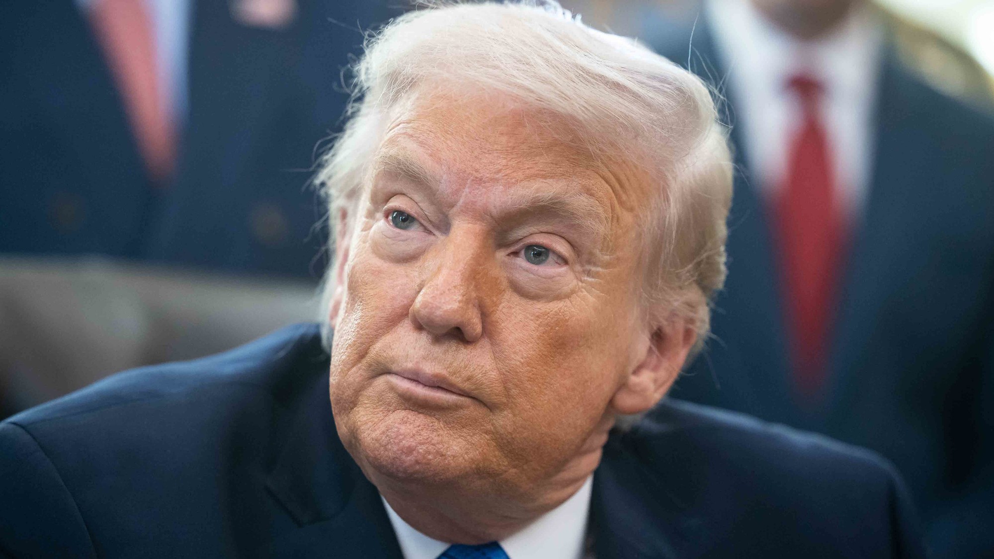 Trump sa mal bozkávať so svojou asistentkou.