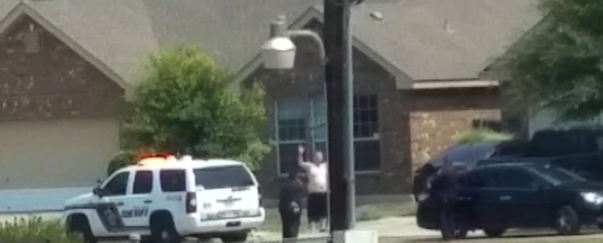 Trenutak u kom Gilber Flores podiže ruke