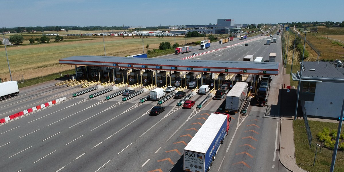 Na zdjęciu punkt poboru oplat na autostradzie A2 w Strykowie.