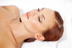 Woda, jad węża, krem na hemoroidy -  tak "konserwują się" gwiazdy