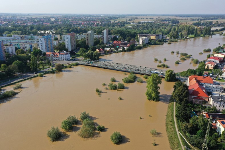 Oława, 17.09.2024. Wysoki poziom wody w Odrze w Oławie. Kulminacja fali powodziowej na Odrze