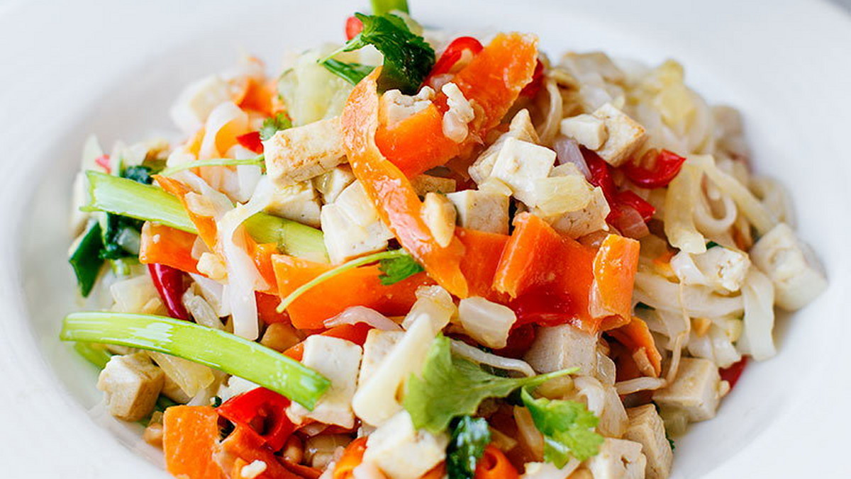 Jeśli lubicie warzywa, to danie rodem z kuchni tajskiej na pewno przypadnie wam do gustu. Jest wegetariańskie, a jednocześnie sycące - nie musisz też wkładać wiele wysiłku w jego przygotowanie.