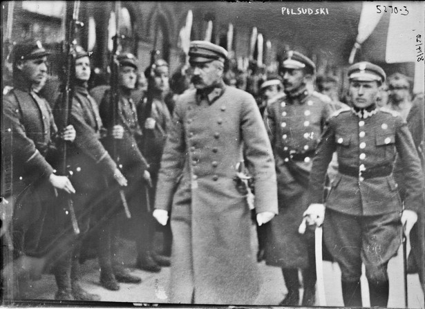 Piłsudski przed frontem oddziału Wojska Polskiego, Mińsk 1919, źródło: United States Library of Congress