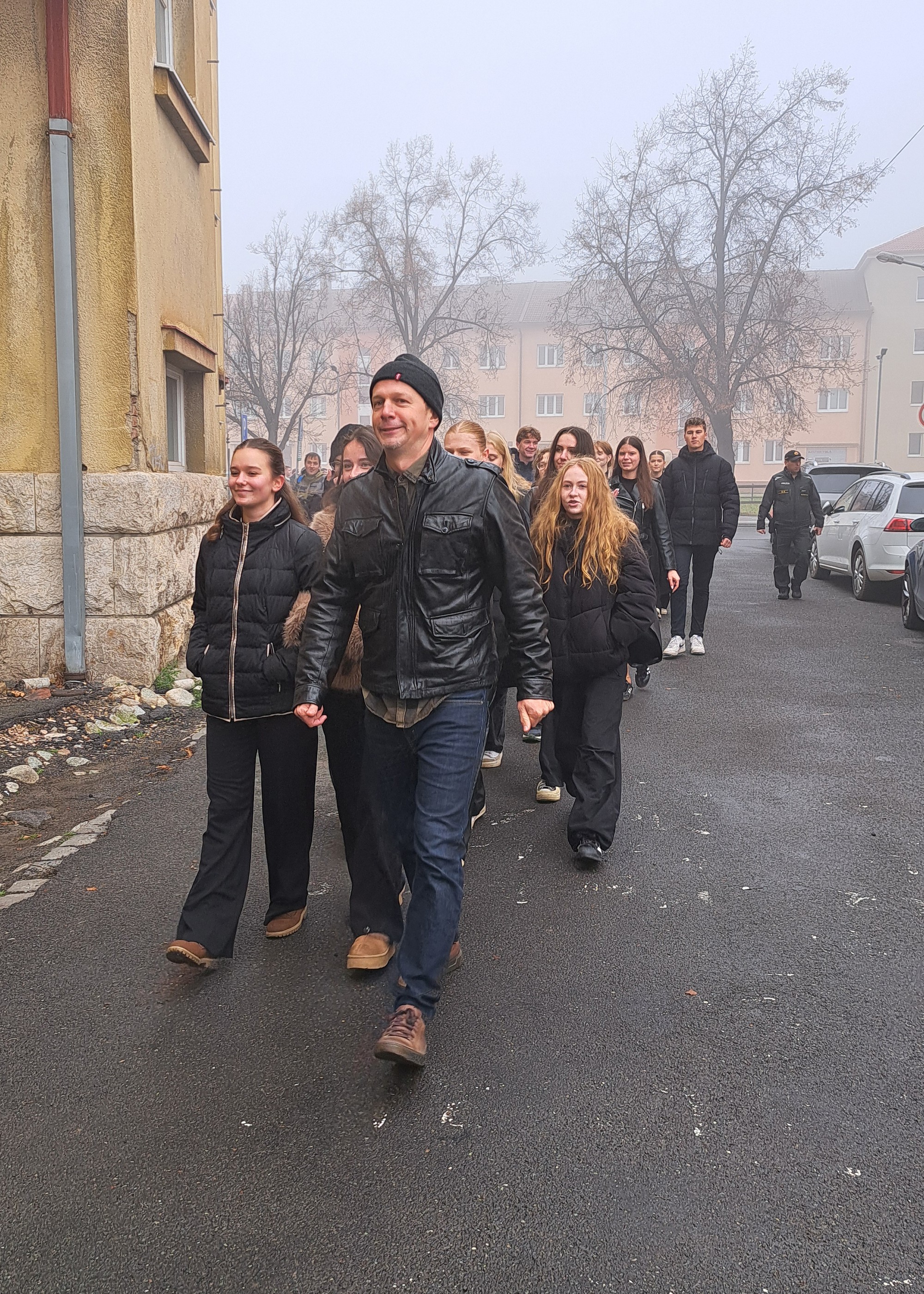 Študenti prichádzajúci na besedu s premiérom Robertom Ficom na Okresnom úrade v Poprade.