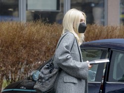 Cienkie czarne rajstopy nie muszą wyglądać archaicznie. Wystarczy je nosić tak jak Agnieszka Woźniak-Starak!