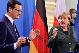 epa09602570 Acting German Chancellor Angela Merkel (R) and Prime Minister of Poland Mateusz Morawiecki give press statements after talks in Berlin, Germany, 25 November 2021. EPA/JOHN MACDOUGALL / POOL Dostawca: PAP/EPA.