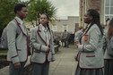 Kadry z 3. sezonu "Sex Education". Na zdjęciu:  Kedar Williams-Stirling jako Jackson Marchetti i Chinenye Ezeudu jako Viv Odesanya
