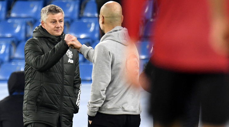 Pep Guardiola gratulál Ole-Gunnar Solksjaernak a Manchester City-Manchester United rangadó után. / Fotó: EPA/Peter Powell.