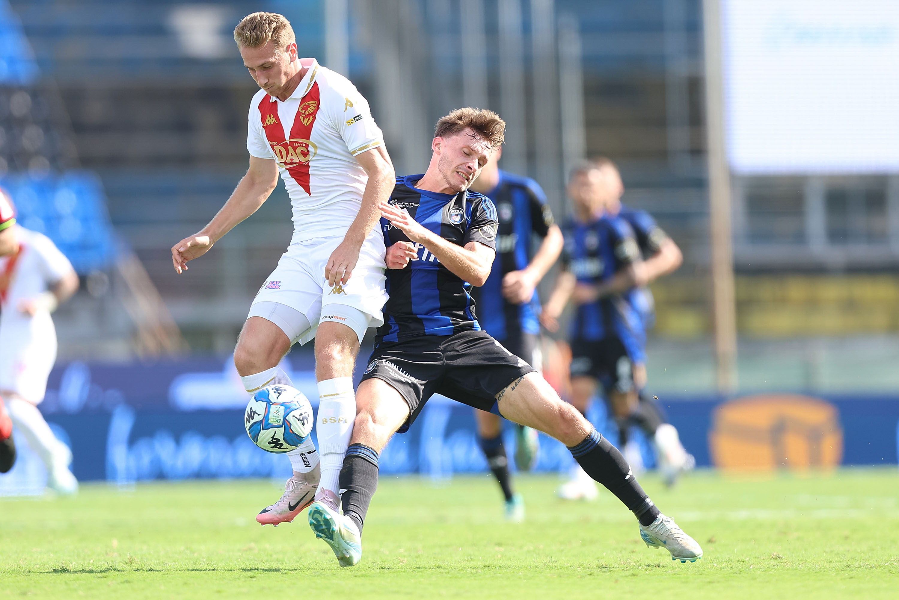 Tragedia nel calcio, morto il figlio del centrocampista del Bari: aveva un anno