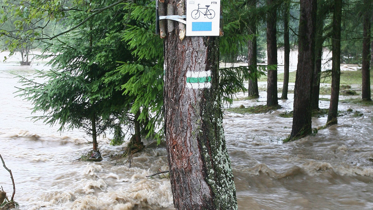 Instytut Meteorologii i Gospodarki Wodnej informuje, że na południu Polski w najbliższych dniach nadal spodziewane są opady deszczu. Oznacza to groźbę powodzi - zwłaszcza na Podkarpaciu.