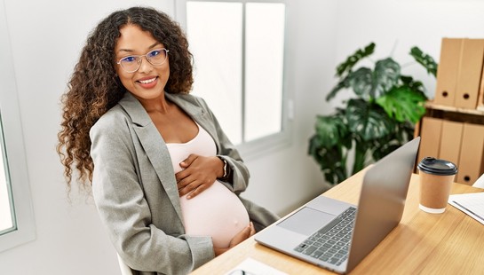 Zasiłek macierzyński a urlop macierzyński: Zasady wypłaty, wysokość (80% czy 100%) i kto ma prawo do świadczenia ZUS