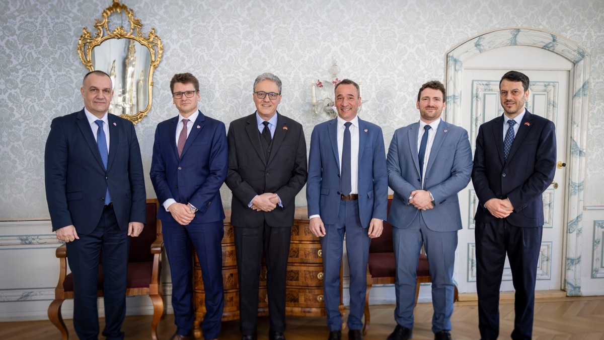 S leva na desno: Bojan Stojanović, direktor Kancelarije Daniel Spadin, ambasador Ivan Trifunović, predsednik Vlade Martin Biler, Dominik Hemi i Dmitar Stanišić