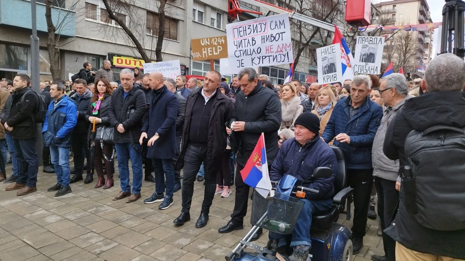 Okupljeni Srbi nose transparente na kojima, između ostalog, piše "Ovo je okupacija"