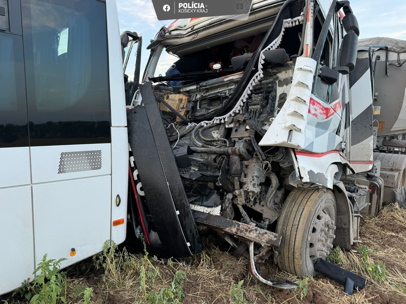 Polícia na sociálnej sieti uvádza, že sú stále na mieste, vykonávajú prvotné a neodkladné úkony, dokumentujú udalosť a usmerňujú cestnú premávku.