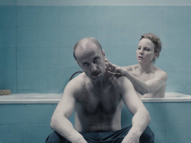 <strong>Zjednoczone stany miłości / reż. Tomasz Wasilewski</strong>
<br><br>
Jest początek 1990 roku. Mimo, iż nastała już wolność, cały czas czuć ducha poprzedniej epoki. Cztery pozornie szczęśliwe kobiety w różnym wieku łączy nieodparte pragnienie zmiany swojego życia.
<br><br>
Agata, młoda matka uwięziona w pozbawionym namiętności małżeństwie, szuka ucieczki w niemożliwej do spełnienia miłości. Renata jest nauczycielką zafascynowaną swoją młodszą sąsiadką Marzeną – prowincjonalną królową piękności, której mąż pracuje w RFN. Siostra Marzeny, Iza, jest dyrektorką szkoły i sekretną kochanką ojca jednej z uczennic.<br><br>