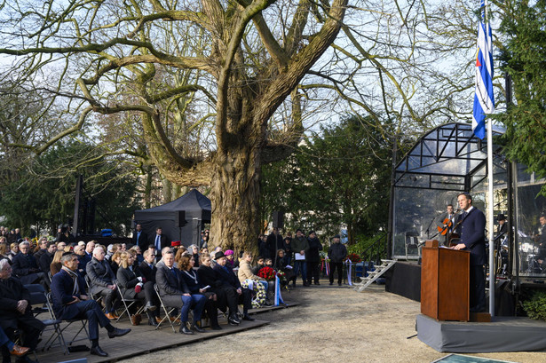 Premier Holandii Mark Rutte w Amsterdamie przed pomnikiem ofiar Auschwitz