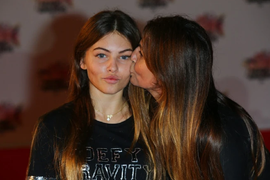 Bila je NAJLEPŠA DEVOJČICA NA SVETU, majka je gurnula u SVET ESTRADE I NOVCA i ukrala joj detinjstvo: Danas OVAKO IZGLEDA i njeno lice je ŠOK - a ima samo 24 godine