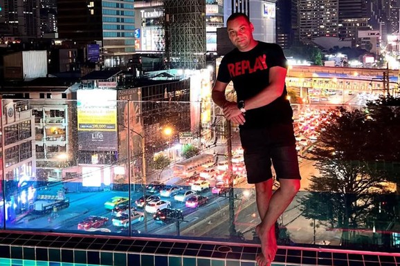 JEDE KAVIJAR I PIJE VINO Naš pevač se baškari u luksuzu, a kolega ga žestoko prozivao: "Nikada kafu nije platio"