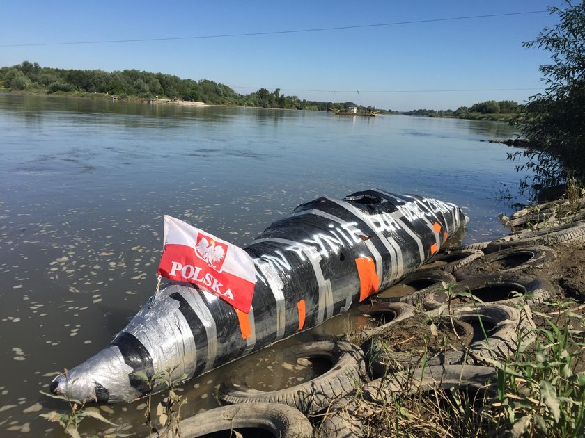 Płynie kajakiem przez Polskę