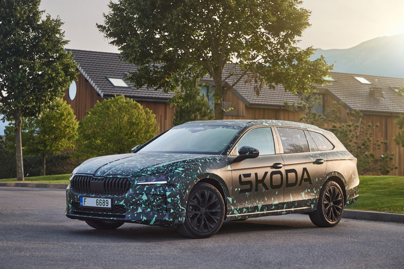 Nowa Skoda Superb w kamuflarzu