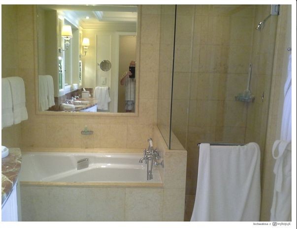 Lech Wałęsa w Dubaju / zdjęcia z oficjalnego profilu