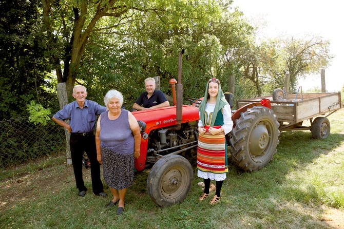 Baba Vasilika, deda Radomir i ujak Goran su uvek tu da priskoče u pomoć