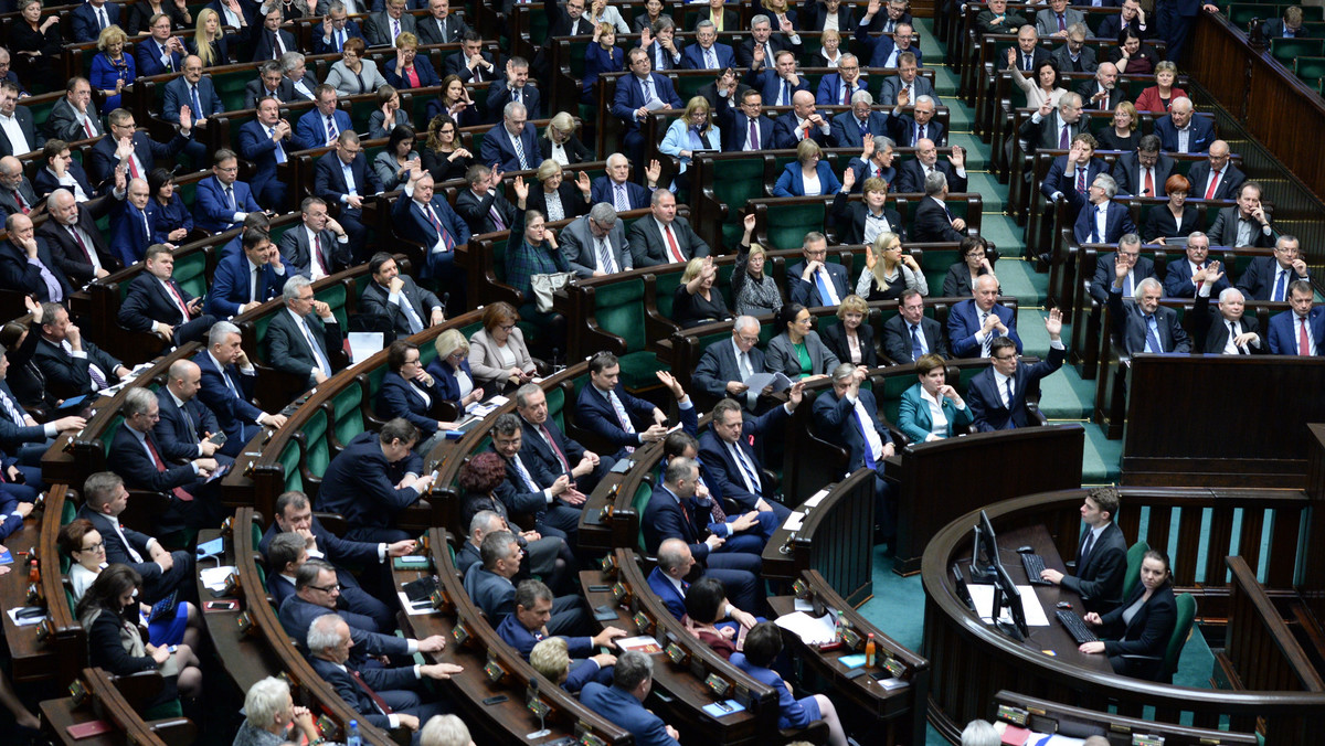 Obecny Sejm ma prawo wybrać sędziów TK na miejsce tych, których kadencje mijają w grudniu - powiedział zastępca prokuratora generalnego Robert Hernand. Zaznaczył, że orzeczenie Trybunału jest w podstawowej części co do zasady zgodne ze stanowiskiem prokuratury.