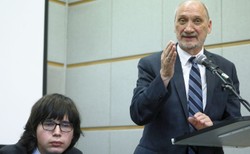 Macierewicz i Janniger w USA. KO chce wyjaśnień ws. finansowania podroży [WIDEO]