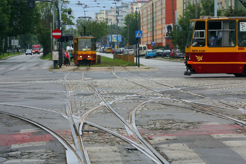 Remont skrzyżowania Rydza–Śmigłego Dąbrowskiego w Łodzi. Tramwaje objazdem. Na Dąbrowę komunikacja zastępcza