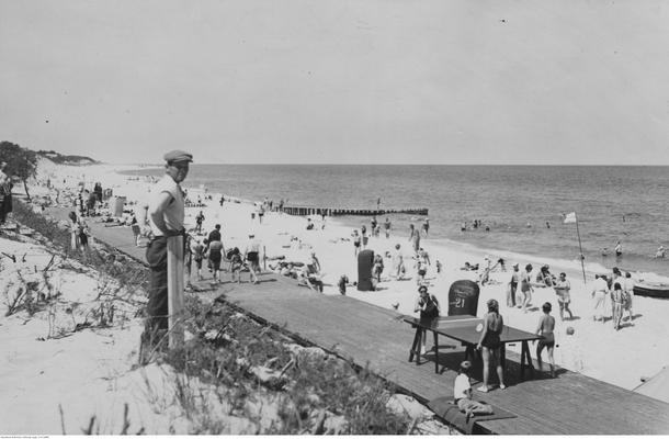 Jurata tętniła życiem. Wczasowicze bawili się nie tylko na plaży, ale także na dancingach w legendarnej Cafe-Cassino czy słynnym hotelu Lido. Zdjęcie pochodzi z lat 1918-1937