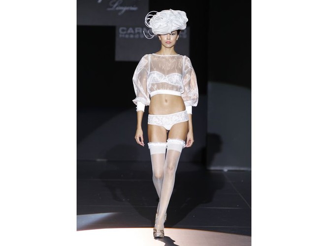 Bielizna ślubna w kolekcji Emperatriz/Carmen Cid na Cibeles Madrid Novias 2010